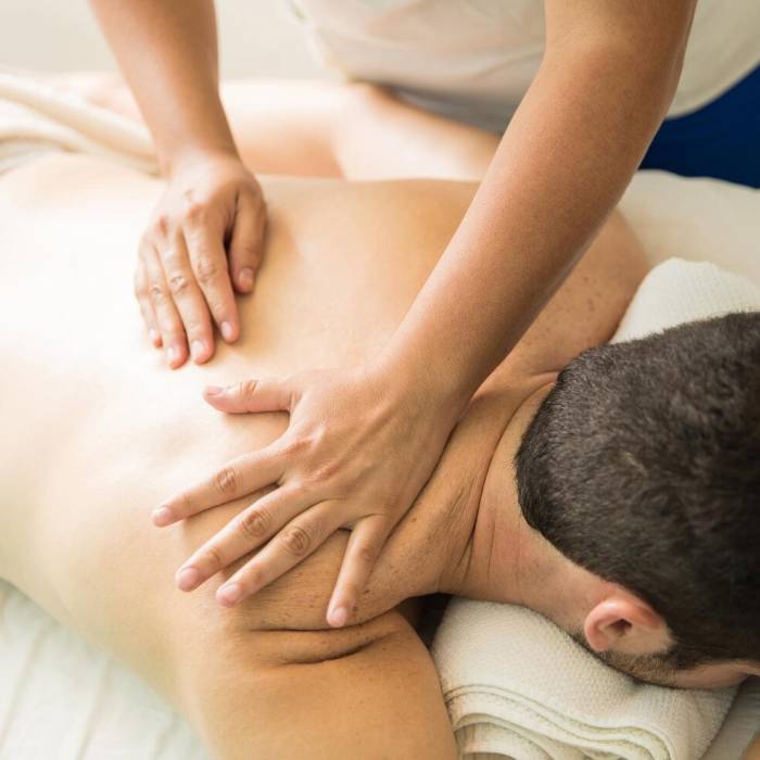 closeup-young-man-therapist-s-hands-giving-back-massage-spa-clinic_662251-2508