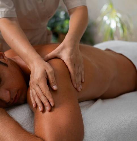 front-view-woman-working-spa_23-2150911786 front-view-woman-working-spa_23-2150911786